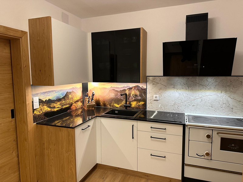 Kpche in weiß, schwarz und Holz