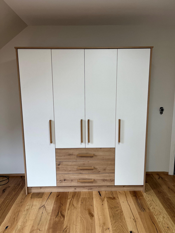 Kleiderschrank in weiß